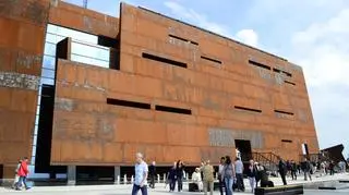 Budynek ECS od strony placu Trzech Krzyży