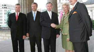 Burmistrz Klaus Wowereit (2 od lewej ) i prezydent Horst Köhler (3 od lewej), archiwum