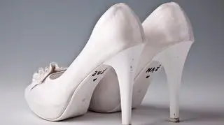 Buty panny młodej z wykonanym przez nią napisem JUŻ MĄŻ