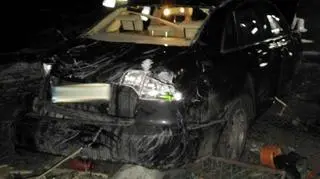 By postawić samochód, strażacy musieli wyciąć krzewy