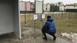 By przeczytać rozkład jazdy, trzeba było klęknąć