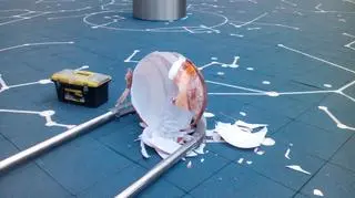 Być może w poniedziałek lampa wróci na swoje miejsce 