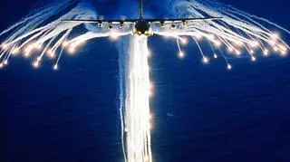 C-130 Hercules demonstruje jak wyglądają flary