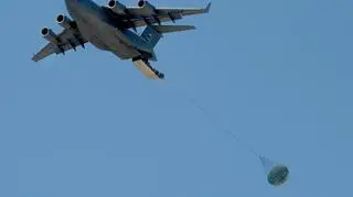 C-17 Globemaster III zrzuca sprzęt konieczny do przygotowania pasa startowego