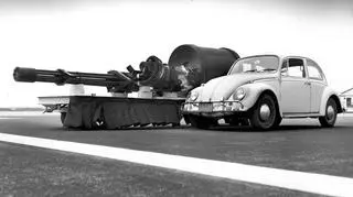 Całe działko GAU-8 i zapas amunicji do niego jest większe i cięższe od VW Garbusa