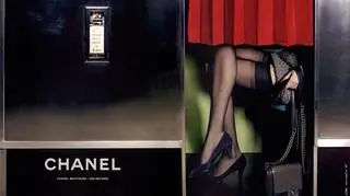 Carine od 20 lat jest stylistką mody, ostatnio wraz z Karlem Lagerfeldem tworzy reklamy Chanel