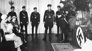 Ceremonia chrztu dziecka z Lebensborn. Wszystko odbywało się w "asyście" członków SS