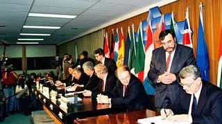 Ceremonia podpisania Układu Europejskiego, Leszek Balcerowicz siedzi pierwszy od lewej, Bruksela, 16 grudnia 1991 r. 
