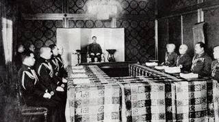 Cesarz na spotkaniu Imperialnego Głównego Dowództwa, w którym zasiadali najważniejsi wojskowi Japonii i gdzie skupiała się większość faktycznej władzy nad krajem
