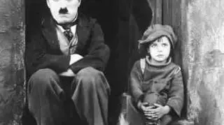 Charli Chaplin i Jackie Coogan w filmie "Brzdąc"