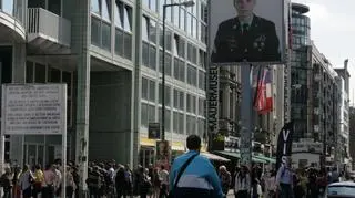Checkpoint Charlie jest jednym z kultowych miejsc w Berlinie