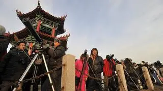 Chińczycy podziwiajaą zaćmienie / PAP/EPA