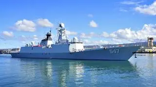 Chińska fregata Linyi zawija do bazy US Navy na Hawajach. Jednostki projektu 054A są obecnie produkowane masowo. Chińska flota otrzymuje po kilka takich okrętów rocznie