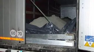 Chłopcy podróżowali naczepą, którą przewożona była ruda cynku 