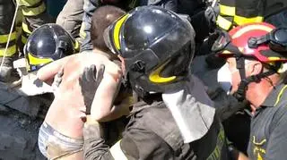 Chłopiec został wyciągnięty spod gruzów po 14 godzinach od trzęsienia ziemi