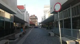 Choć na ul. Quadro stoją stojaki rowerowe, wjechać rowerem tu nie można