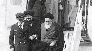 Lider islamskiej rewolucji w Iranie i późniejszy przywódca kraju ajatollah Ruhollah Chomeini wraca do ojczyzny, 1979 rok