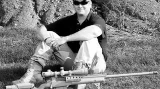 Chris Kyle ze swoim karabinem snajperskim (Facebook)