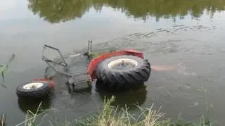 Ciągnik niemal w całości znalazł się w wodzie