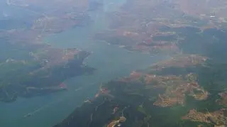 Cieśnina Bosfor to wymagająca trasa dla każdego większego statku, zwłaszcza dla wielkiego okrętu pokroju lotniskowca atomowego. Największym wyzwaniem jest widoczny w połowie drogi ostry zakręt w lewo, a potem w prawo