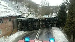 Ciężarówka blokuje drogę