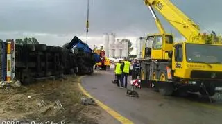 Ciężarówka leży na poboczu 