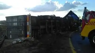 Ciężarówka przewróciła się na dk7 