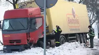 Ciężarówka w rowie (fot. 24opole.pl)
