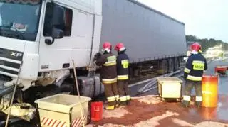 Ciężarówka wjechała w barierki około godz