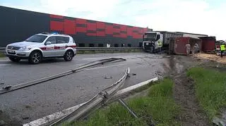 Cieżarówka z piaskiem przejechała przez bariery na przeciwległą jezdnię