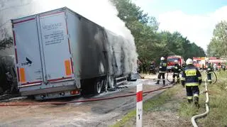 Ciężarówka zablokowały drogę