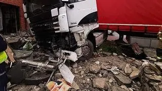 Ciężarówka zatrzymała się na ścianie budynku