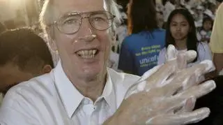 Colin Davis, reprezentant UNICEF też myje swoje ręce (fot. PAP/EPA)