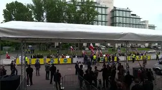 Coraz więcej osób przed budynkiem TVN