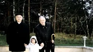Córka Marty, Ewa, z "dwoma dziadkami" - Lechem i Jarosławem - na spacerze w Juracie, 2007 rok