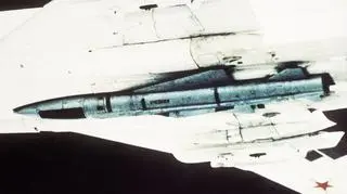 Ćwiczebna rakieta Ch-22 sfotografowana przez myśliwiec NATO pod kadłubem Tu-22M