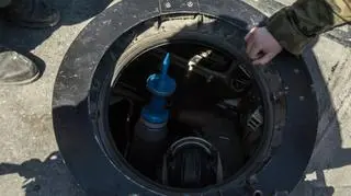 Ćwiczebny pocisk przeciwpancerny ładowany do Leoparda 2. Widać charakterystyczny kształt "strzałki", która po wystrzale leci w kierunku wrogiego czołgu