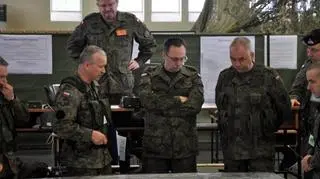 Ćwiczenia sztabowe 11. Dywizji Kawalerii Pancernej. Nad papierową mapą łatwiej wspólnie myśleć