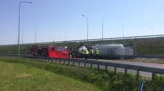 Cysterna blokuje wjazd na drogę S11