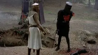 Czarny Rycerz pojedynkuje się z królem Arturem. Scena z filmu "Monty Python i Święty Graal"