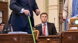 Czauderna wręczył prezydentowi miotłę 