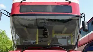 Czerwony piętrowy autobus na testach w Słupsku