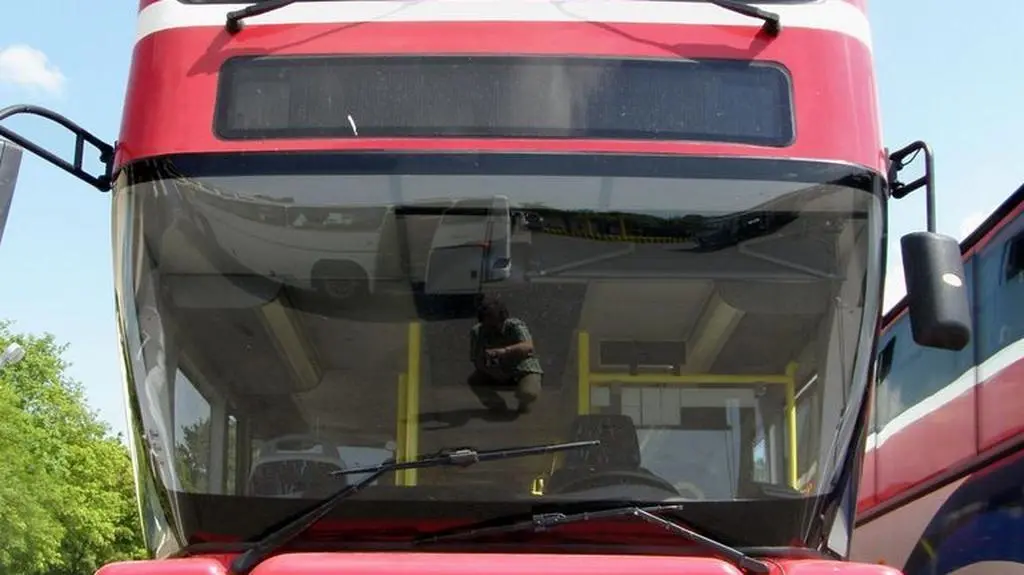 Czerwony piętrowy autobus na testach w Słupsku