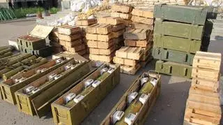 Część uzbrojenia separatystów znalezionego w Słowiańsku. Na pierwszym planie rakiety przeciwpancerne, w tle amunicja karabinowa