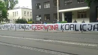 Członkowie NOP manifestują poparcie ze swoimi obwinionymi kolegami