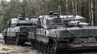 Czołg Leopard 2A5 (L) i Leopad 2A4 (P). Te pierwsze to nowsza wersja. Najłatwiej rozpoznać je po trójkątnym dodatkowym pancerzu z przodu wieży. To obecnie najnowsze czołgi polskiego wojska