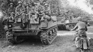 Czołgi Sherman z piechotą