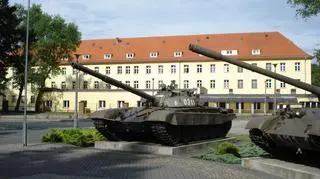 Czołgi T-72 do niedawna były w Żaganiu jedynie jako pomnik przed koszarami. Teraz czołgiści mają znów uczyć się nimi walczyć