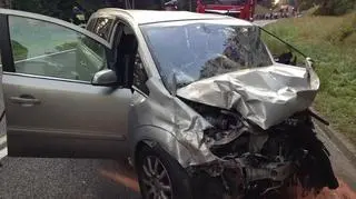 Czołowo zderzyły się 2 samochody 