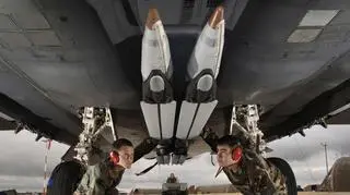 Cztery bomby SDB podwieszone pod kadłubem myśliwca F-15